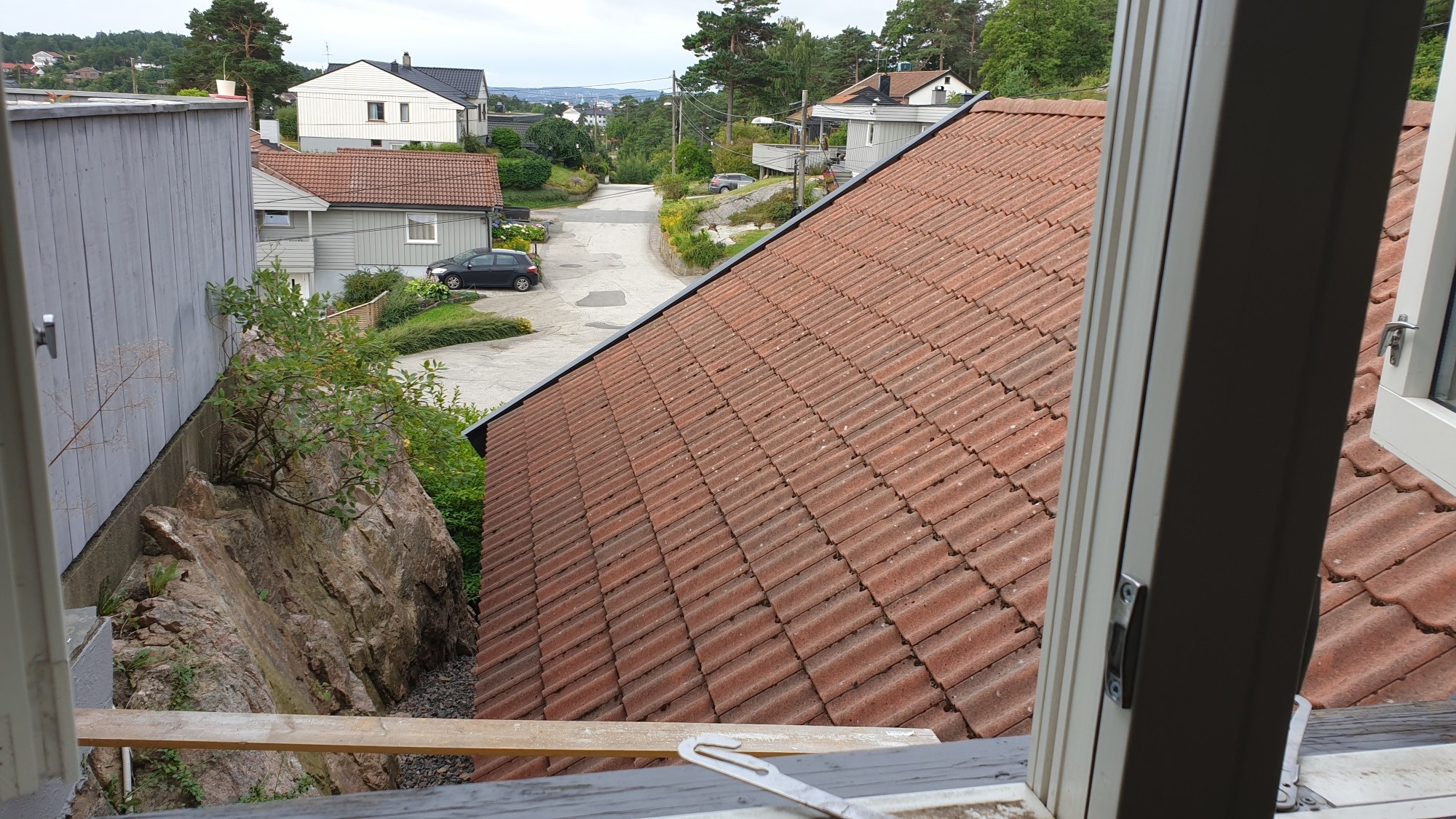Anlegge terrasse mot garasje med skråtak - 20220819_094704.jpg - sindrepm