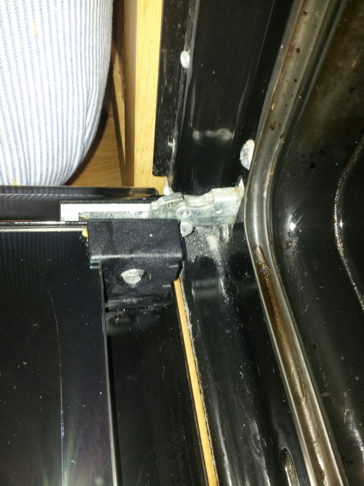 Hvordan demontere glassdøra på IKEA Whirpool stekovnsdør? - #420130622_105156_resized.jpg - larsemannen