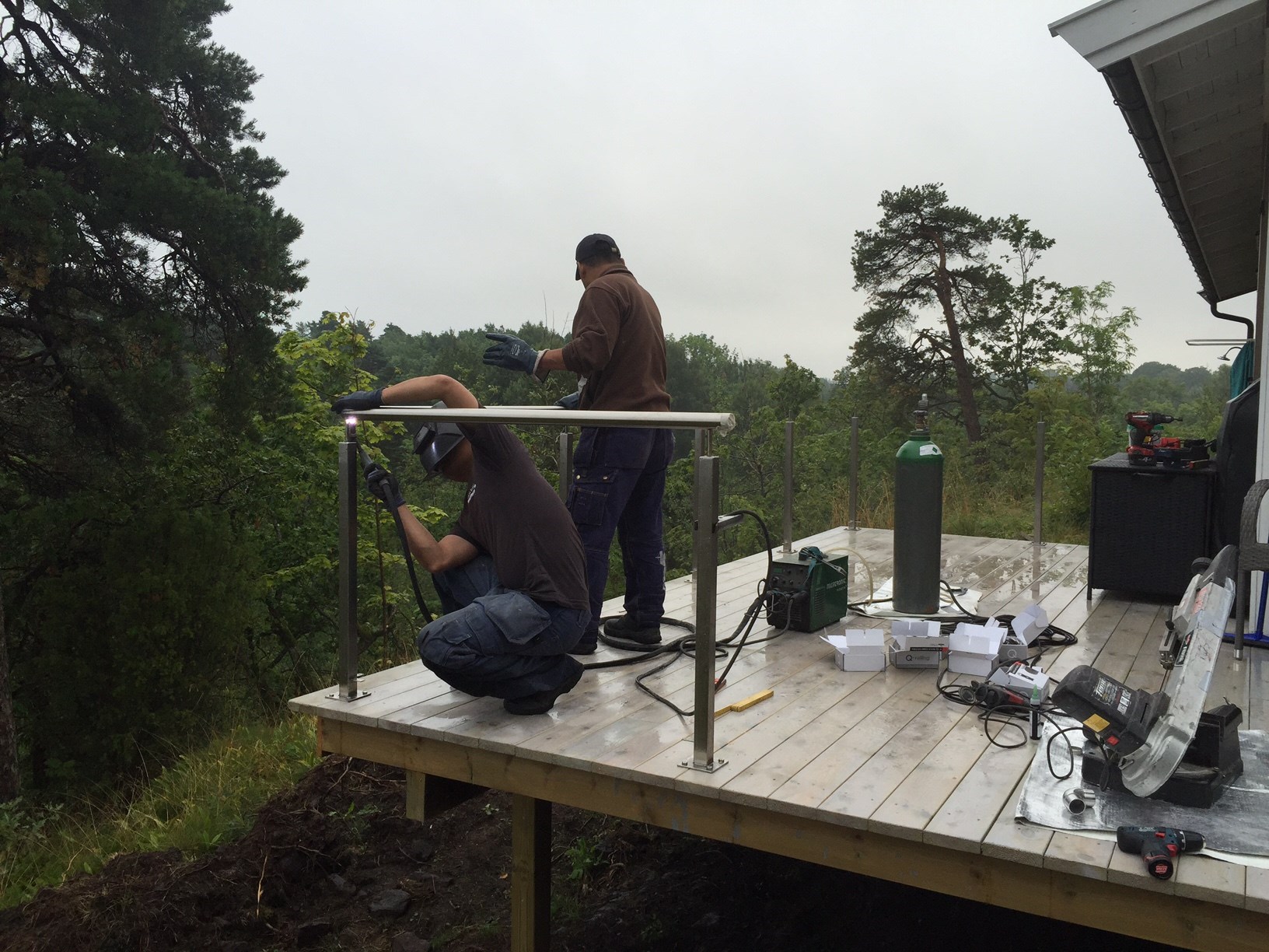 Bidda: utvidelse av terrassen på hytta 2015 - 22 glass-1.JPG - Bidda