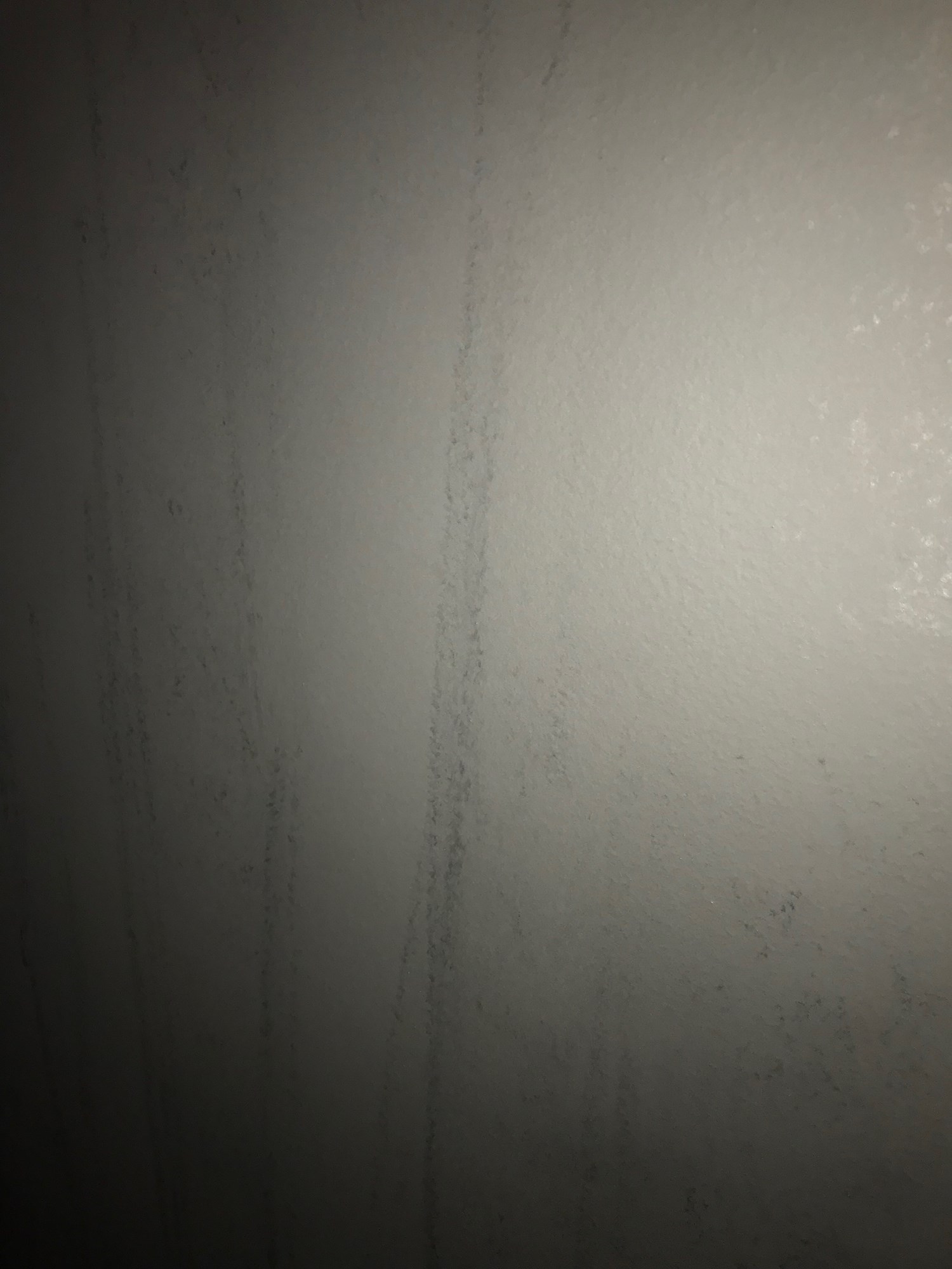 Svart maling på vegg får skjolder og flekkar - IMG-1531.JPG - sinkjo